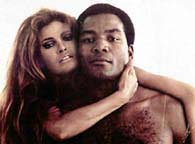 Jim Brown and Raquel Welch in 100 Rifles